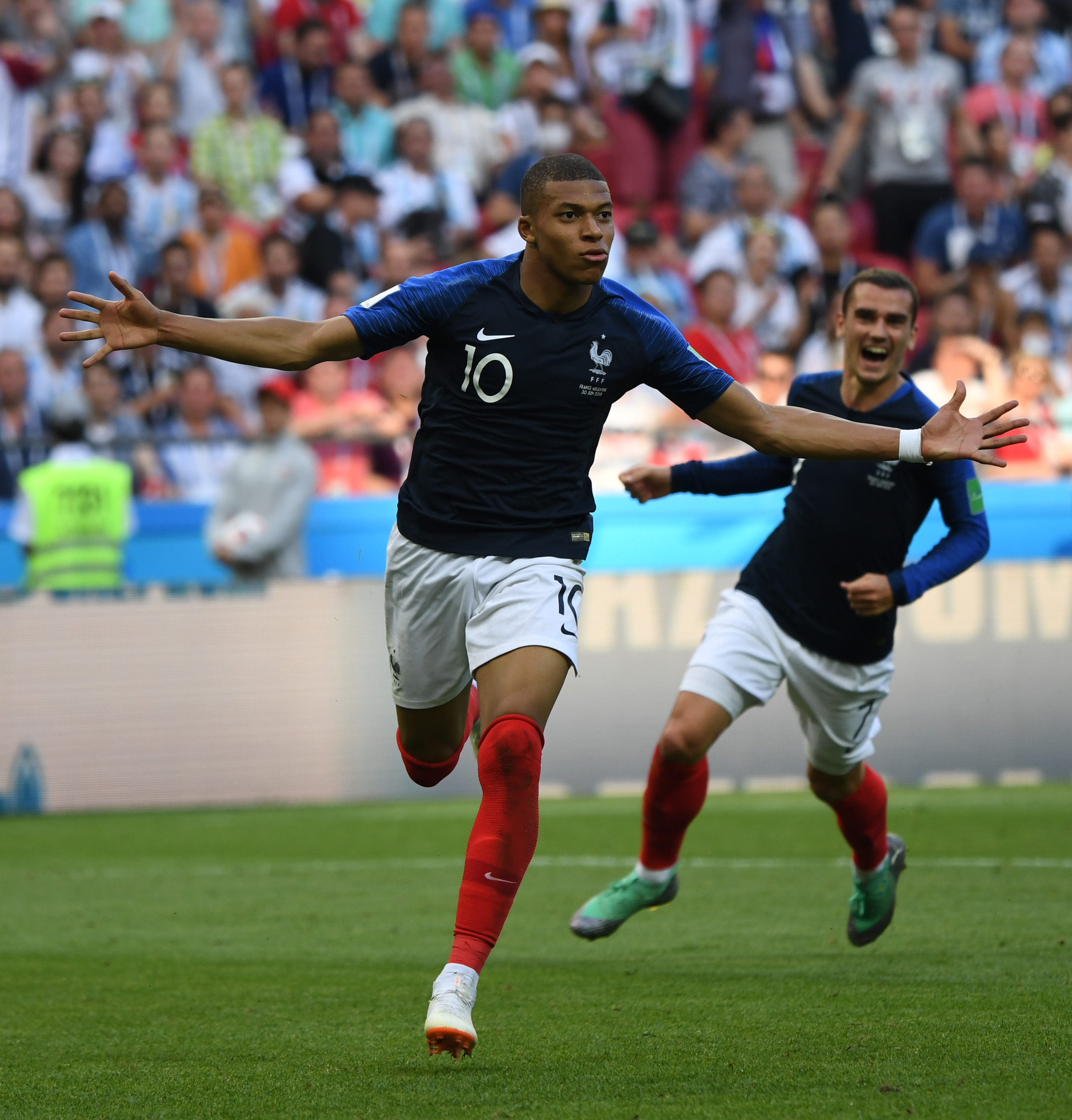 佩工：皮球先打在球员身上再弹到手上，裁判硬造了一个点球