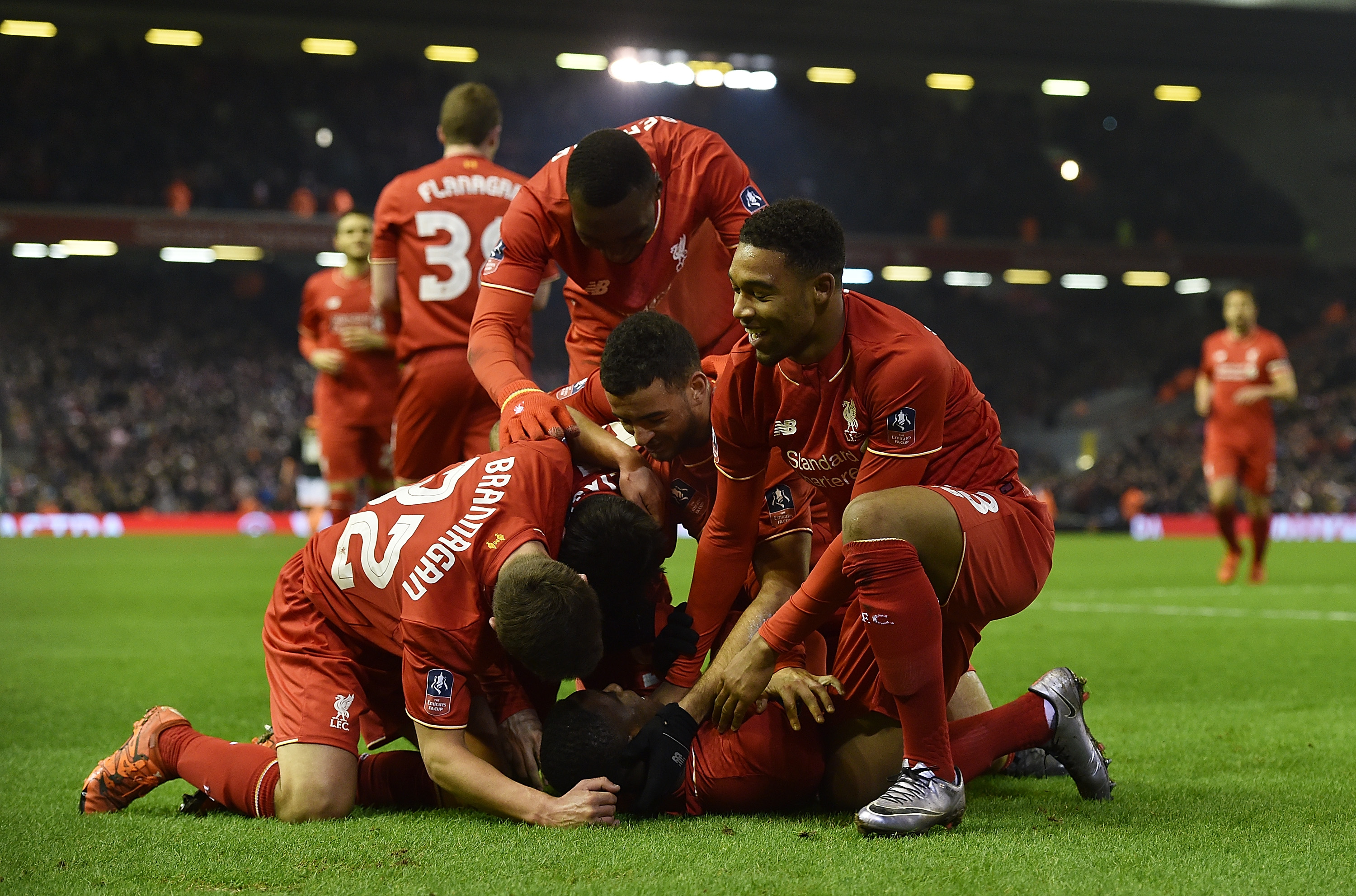 意媒：铃木彩艳可能因为手部骨折缺阵三个月，明年2至3月复出