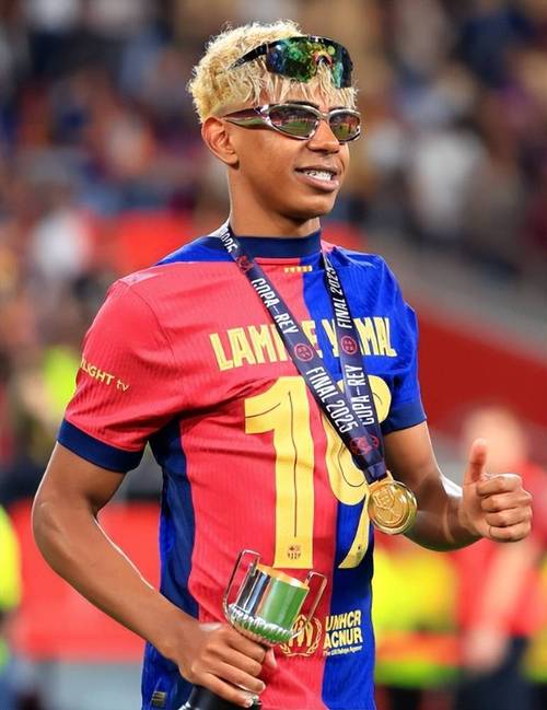 马丁内利：球迷给我们提供动力并激励我们，我们是一家人（马丁内利：球迷是我们前进的动力与激励，我们是一家人）