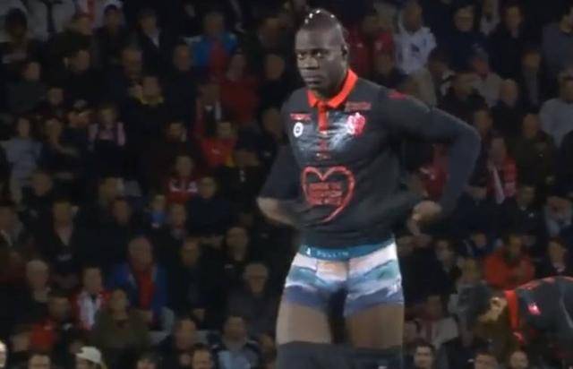 胖东来售卖梅西、库里等人签名球衣，乔丹公牛球衣售价13万8（胖东来开售梅西、库里等球星签名球衣 乔丹公牛球衣标价13.8万）