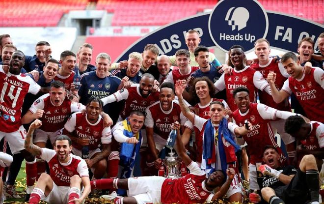 0-1！英意豪门欧冠巅峰对决：7亿战舰连伤两员大将 88分钟惨遭绝杀（0-1！英意豪门欧冠巅峰战：7亿舰队伤退两将，第88分钟吞绝杀）