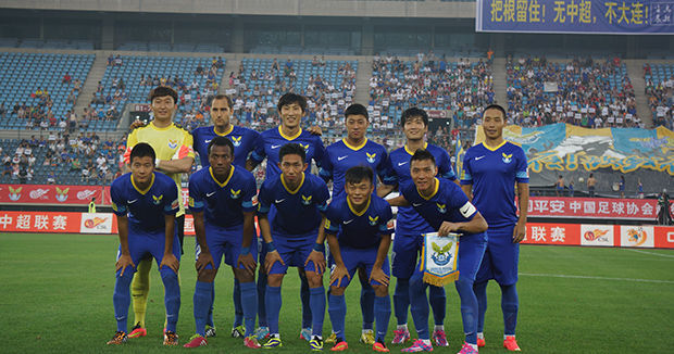 赛前梅州球迷晒多幅Tifo，致敬投资人魏晋平与梅州全体队员