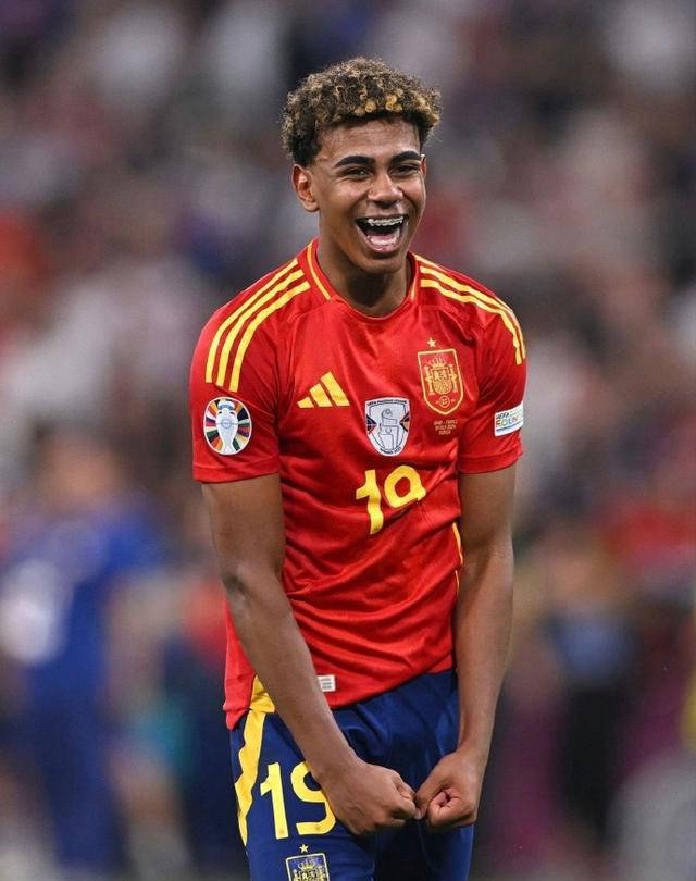 鲁尼：赖斯的表现不可思议，他未来会接替凯恩成为英格兰队长（鲁尼盛赞赖斯：表现惊艳，未来将接班凯恩出任英格兰队长）