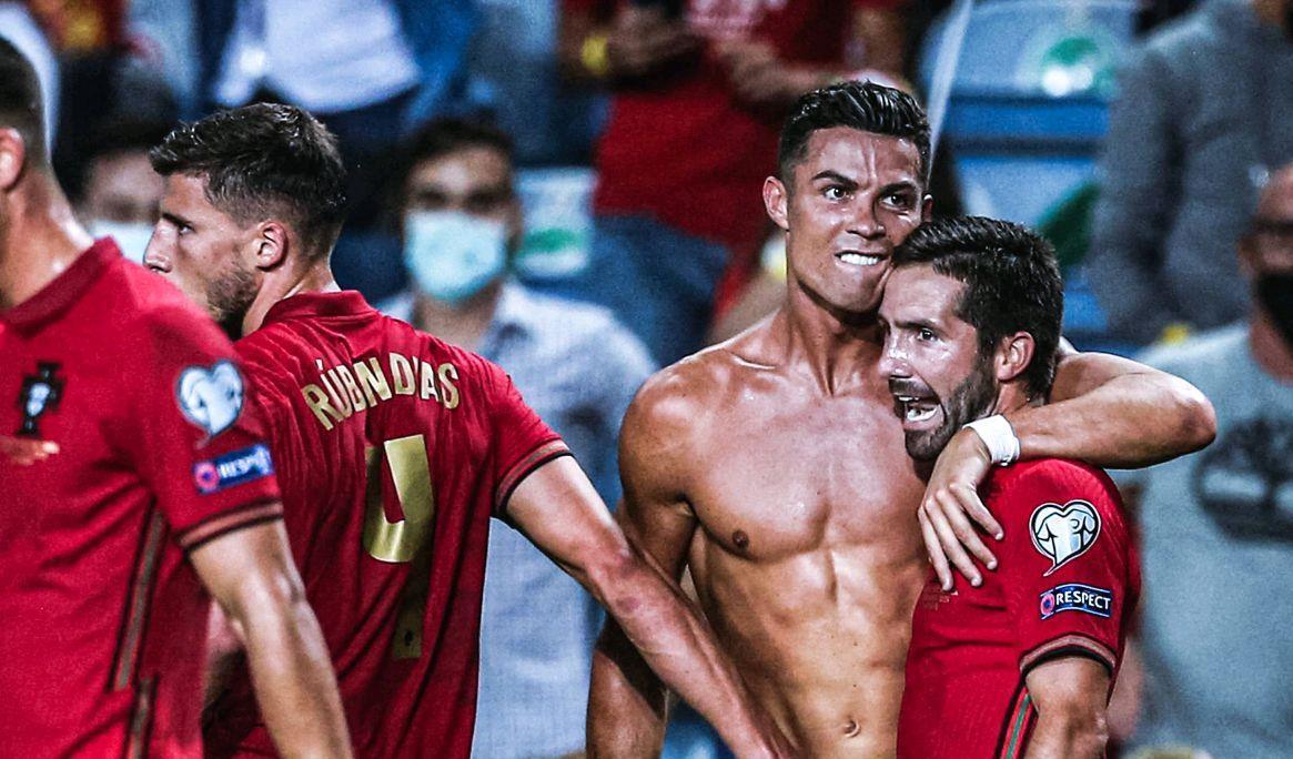 斯洛特执教利物浦遭遇挑战，进攻防守问题突出，萨拉赫争议，压力倍增。