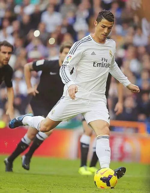 英超名宿齐批罗梅罗太疯狂：球队还有机会，这红牌完全没必要（英超名宿集体炮轰罗梅罗过于鲁莽：球队尚有转机，这张红牌毫无必要）